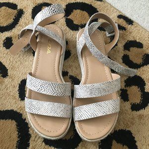 Women's Soda Brand Snakeskin Print Sandals Sz 7.5